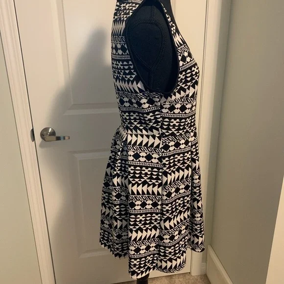 Forever 21 dress. Size M - Picture 8 of 9